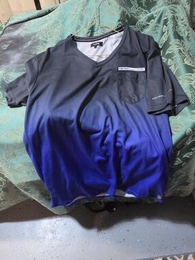 Men’s Ombre V-Neck Pocket Tee in Black to Blue